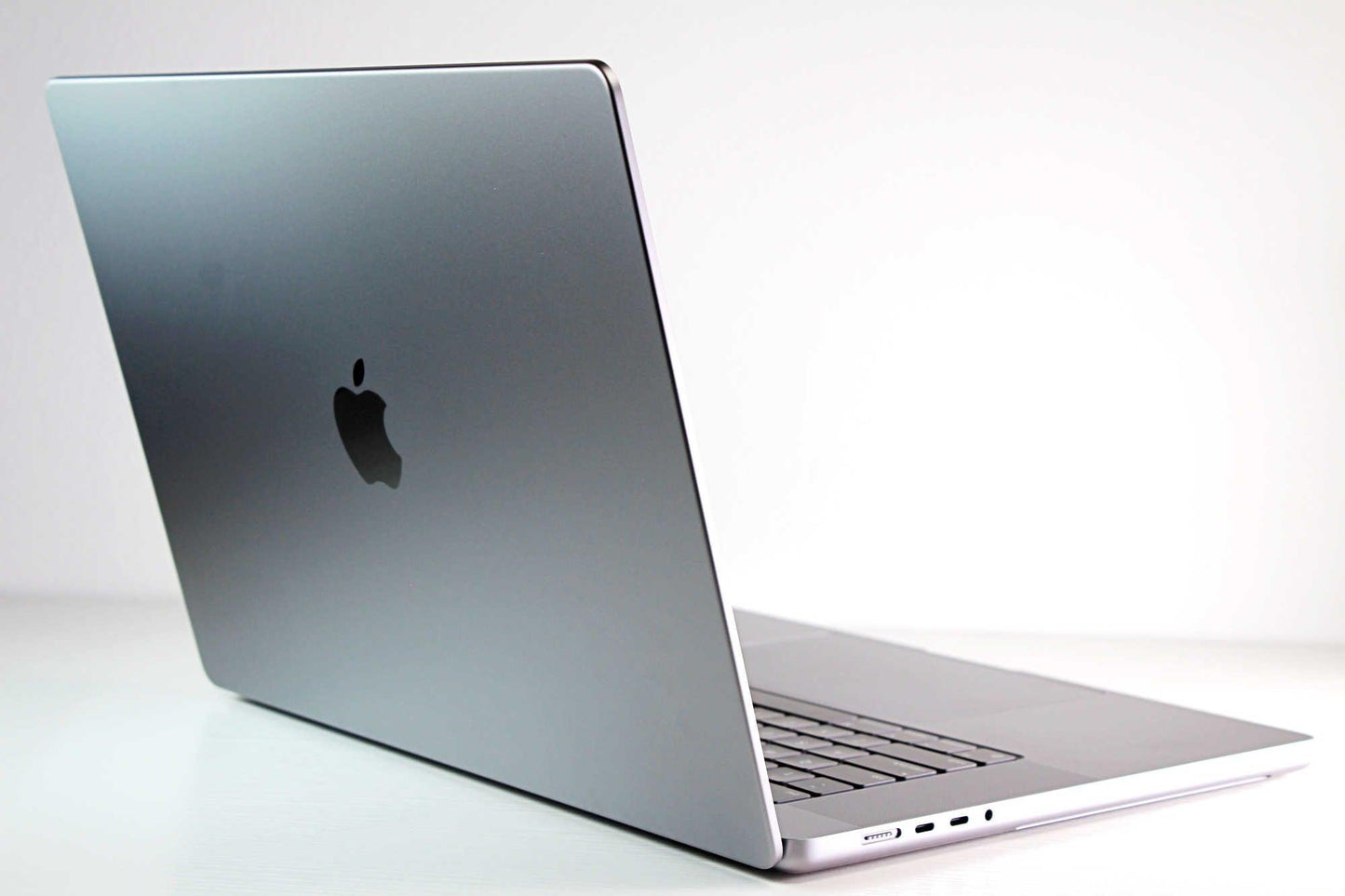 MacBook Pro (2021) 16-inch – Apple M1 Max 10-Core CPU & 32-Core GPU – Space Gray