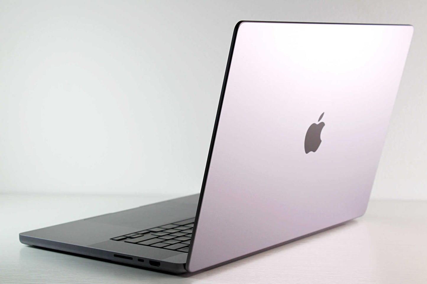MacBook Pro (2021) 16-inch – Apple M1 Max 24-Core GPU – 64GB RAM 4TB SSD | 4 Cycles