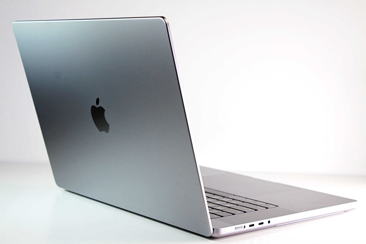 MacBook Pro (2021) 16-inch – Apple M1 Max 24-Core GPU – 64GB RAM 4TB SSD | 4 Cycles