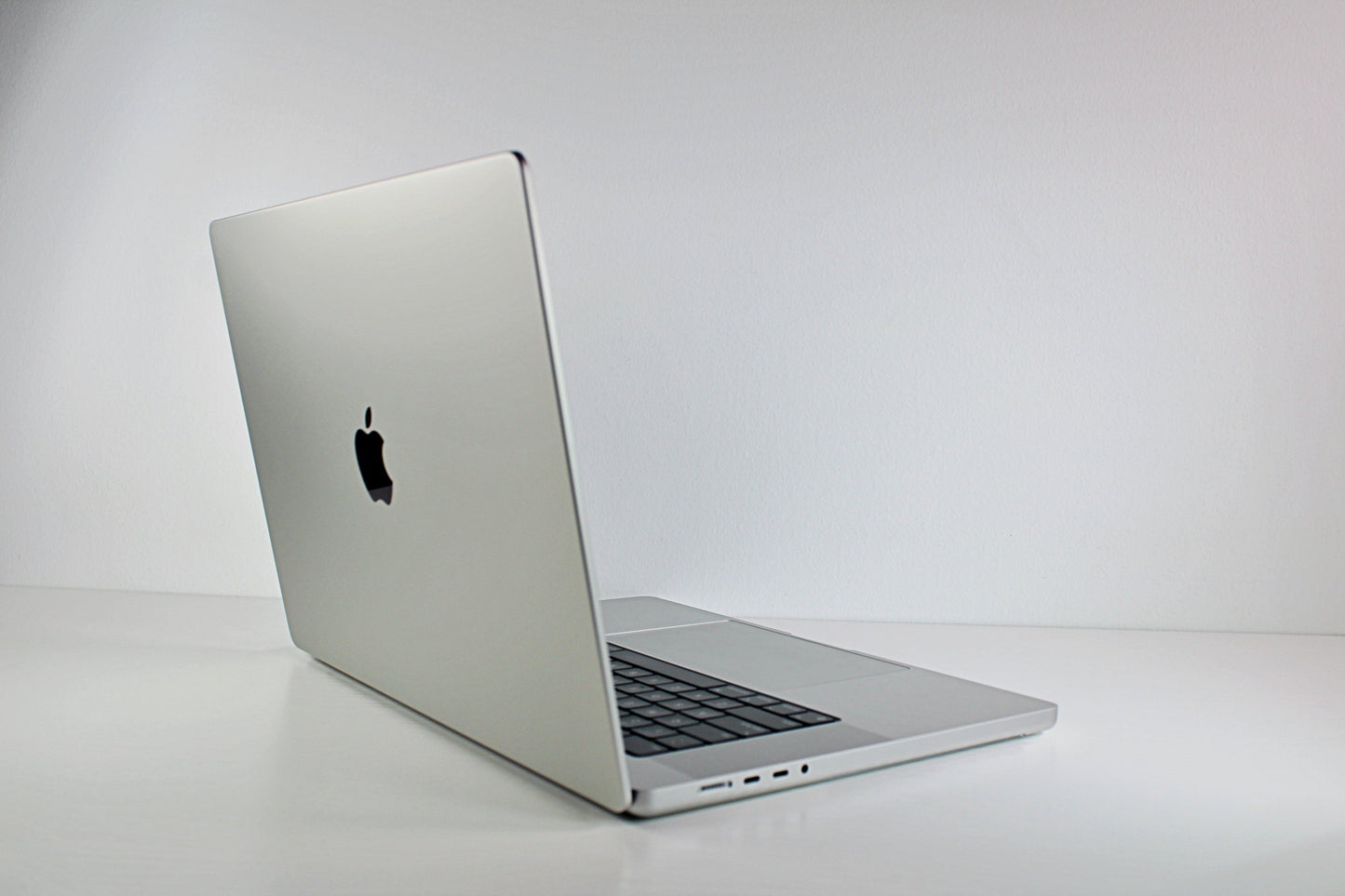 MacBook Pro (2023) 16-inch – Apple M2 Max 12-Core CPU 38-Core GPU – Silver