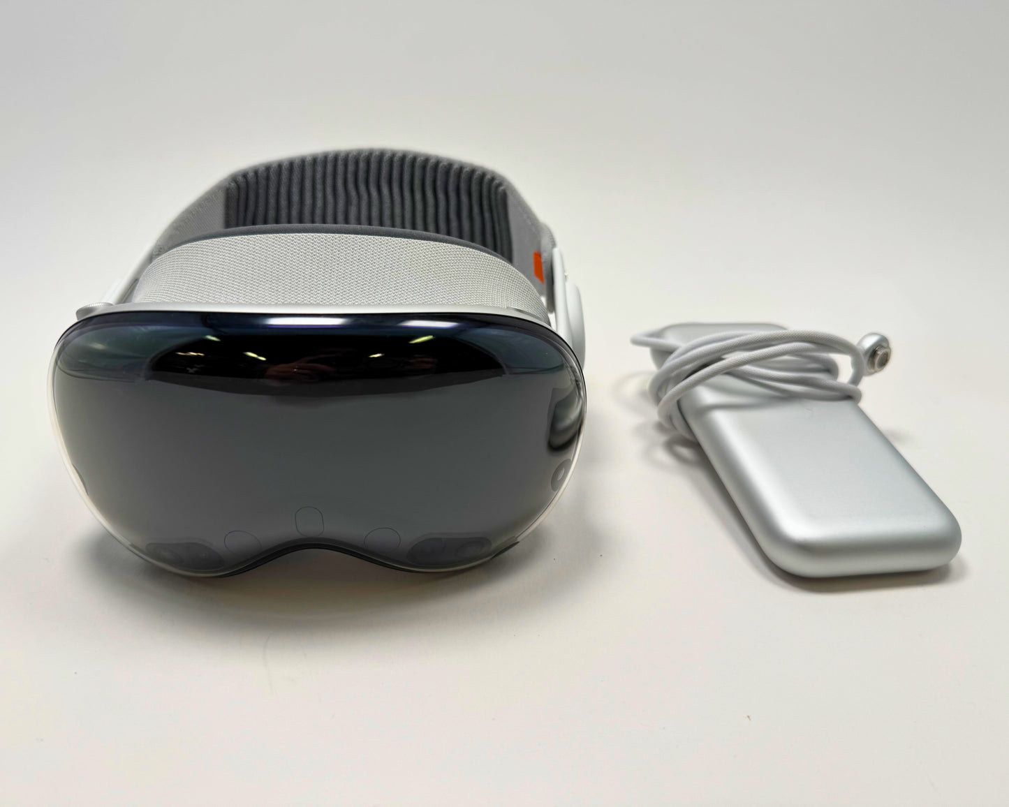 Apple Vision Pro (2024) – M2 8-Core CPU & 10-Core GPU – 16GB RAM 1TB Storage • Travel Case