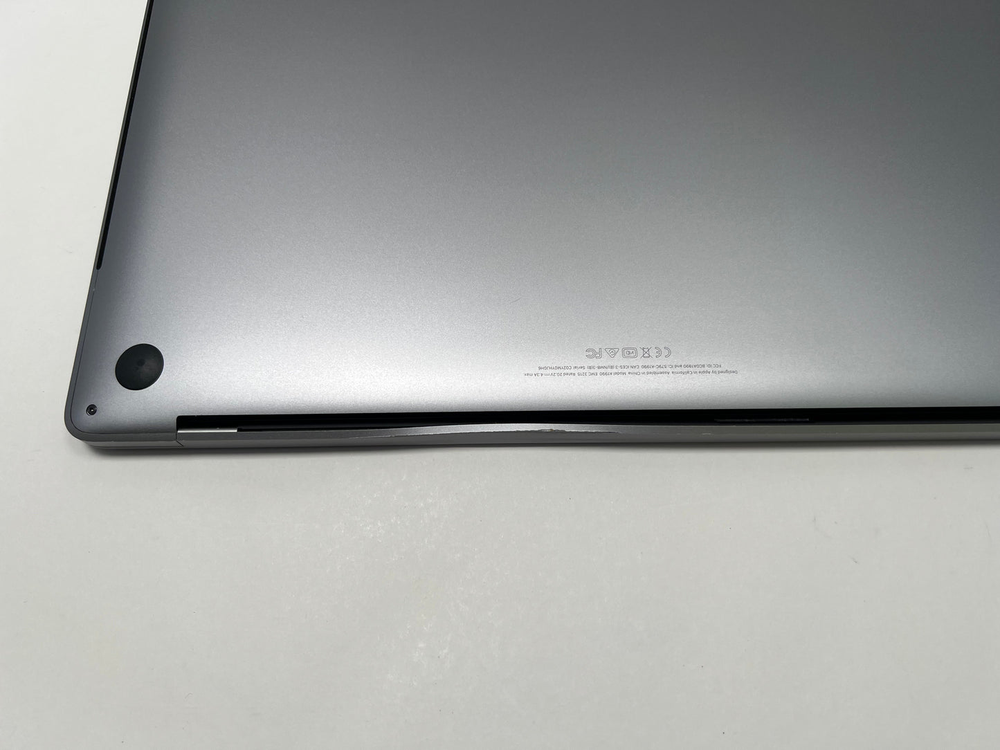 MacBook Pro (2018) 15-inch – Intel Core i7 2.6GHz – 32GB RAM 1TB SSD • Radeon Pro 560X