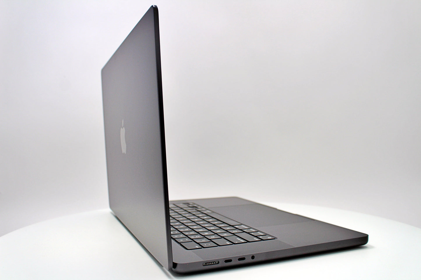 MacBook Pro (2023) 16-inch – Apple M3 Max 40-Core GPU – 128GB RAM 2TB SSD | 35 Cycles
