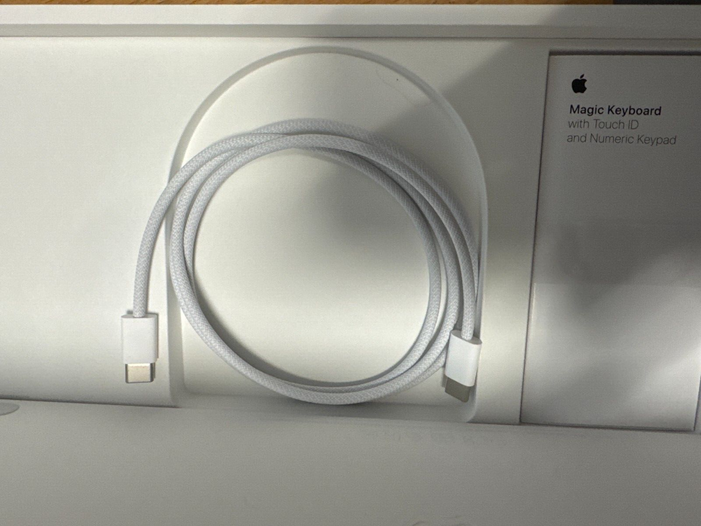 Apple Magic Keyboard 2 Touch ID & Numeric Keypad / Wireless Bluetooth / Open box