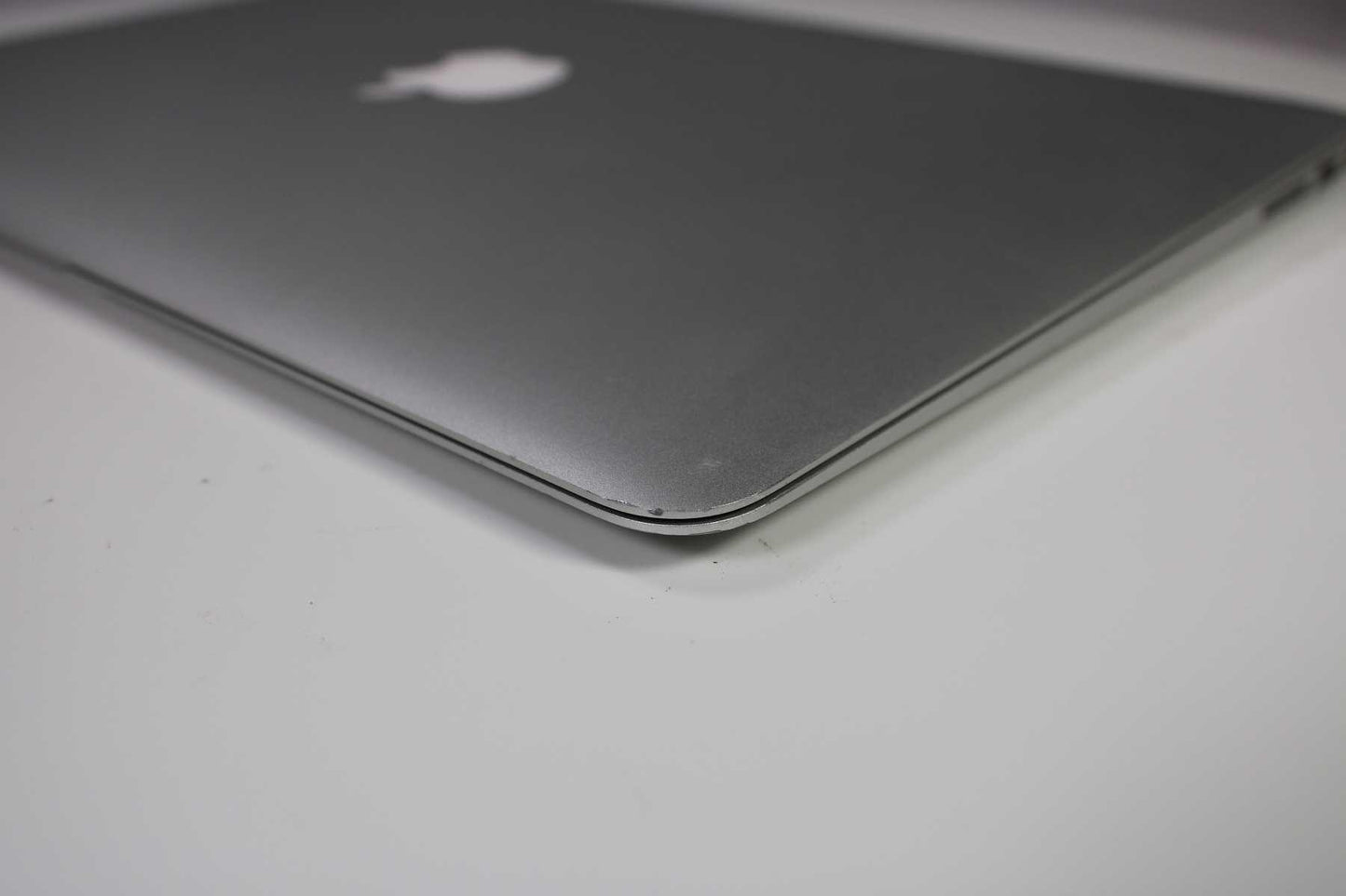 Apple MacBook Air 13-inch 2015 1.6GHz Core i5 4GB SSD (Wear & Tear Special)